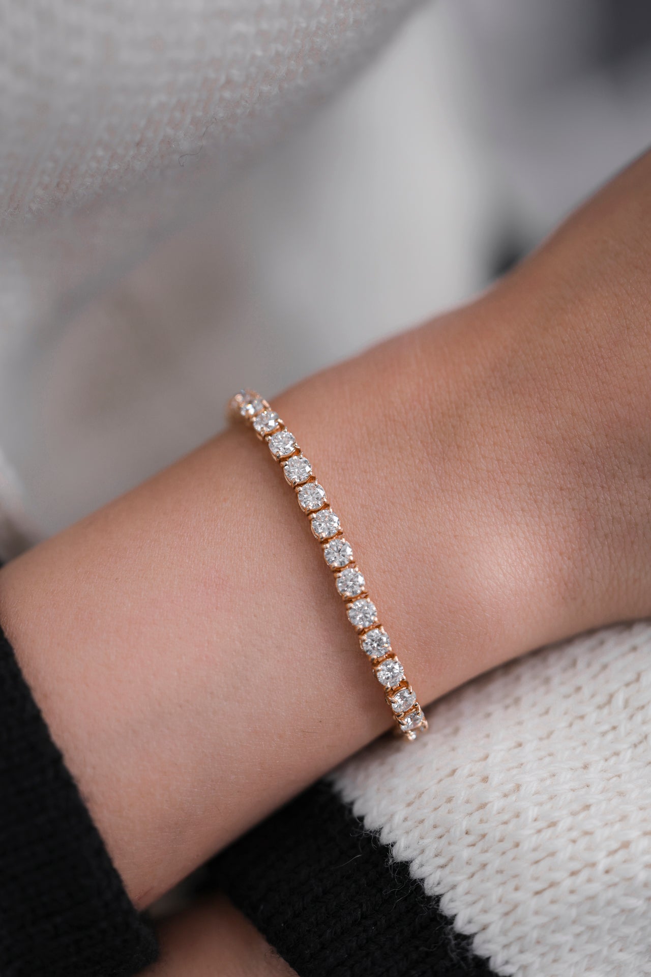 Elegant Diamond Tennis Bracelet in 14K Gold, 8.26ct B-826
