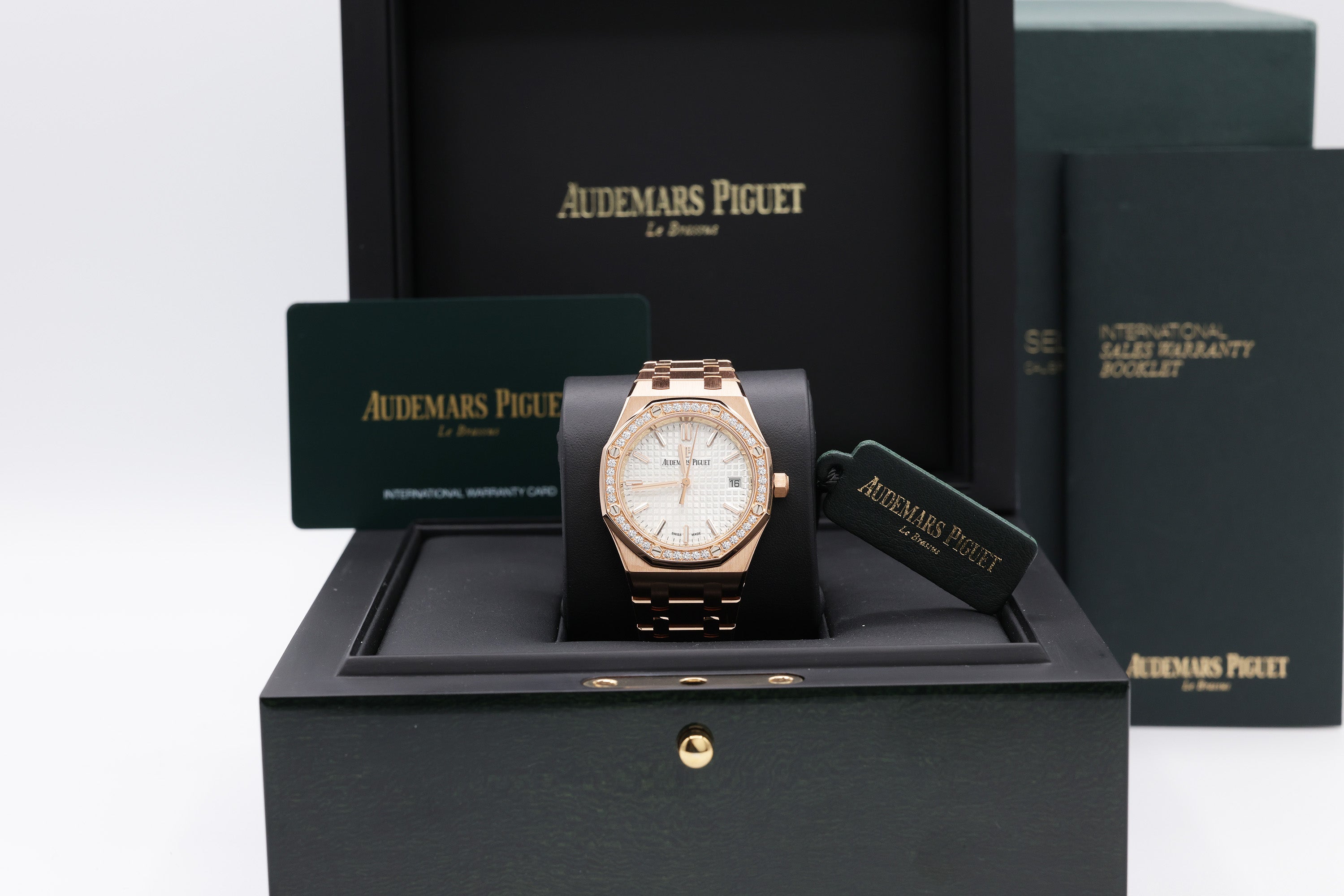 Audemars Piguet Royal Oak Selfwinding Silver Dial on Bracelet 77351OR.ZZ.1261OR.01 Complete Open Date