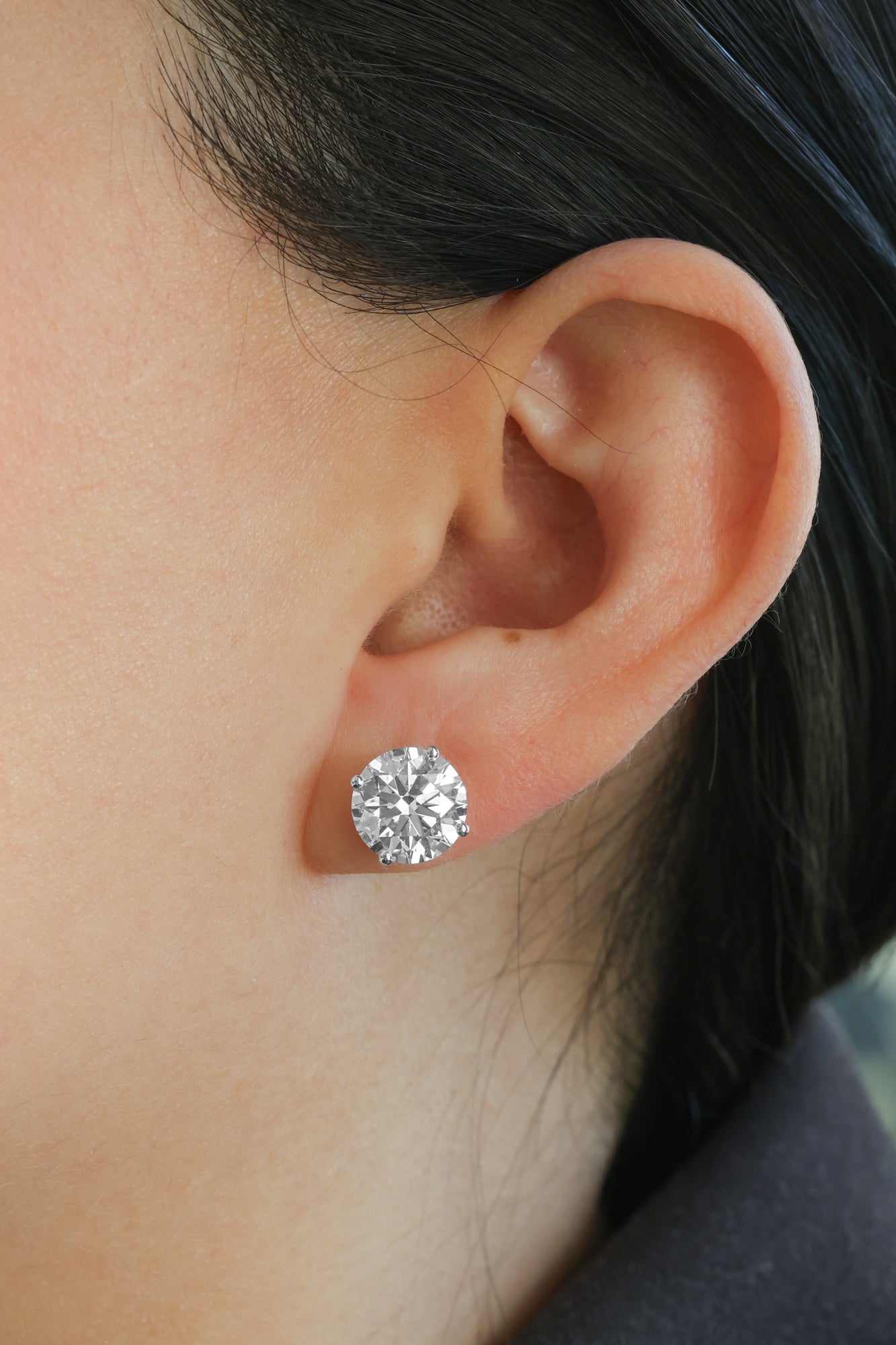 White Gold - Studs 7 cts.