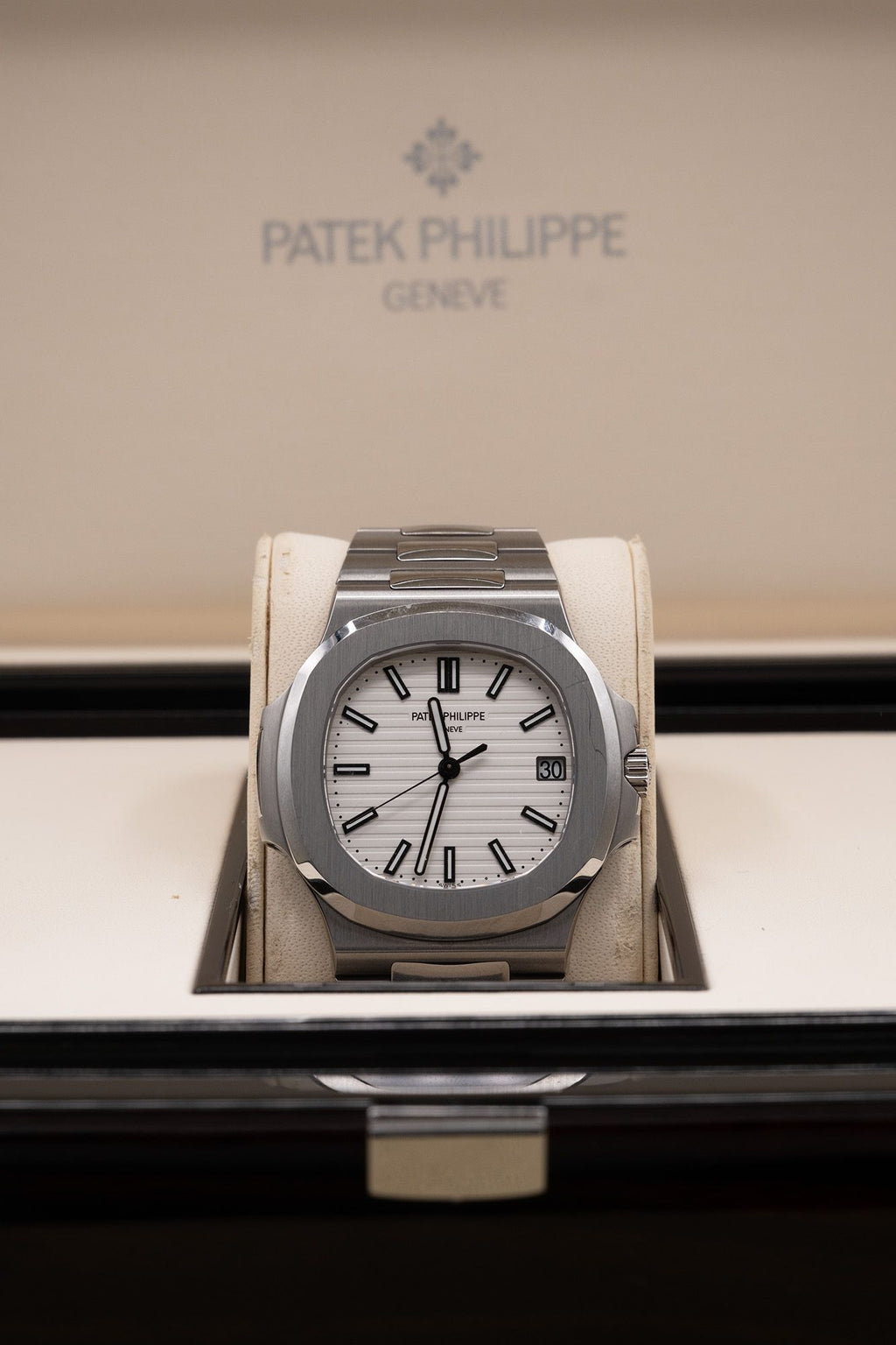 Patek Philippe Nautilus White Dial on Bracelet 5711/1A-011 Complete 2019