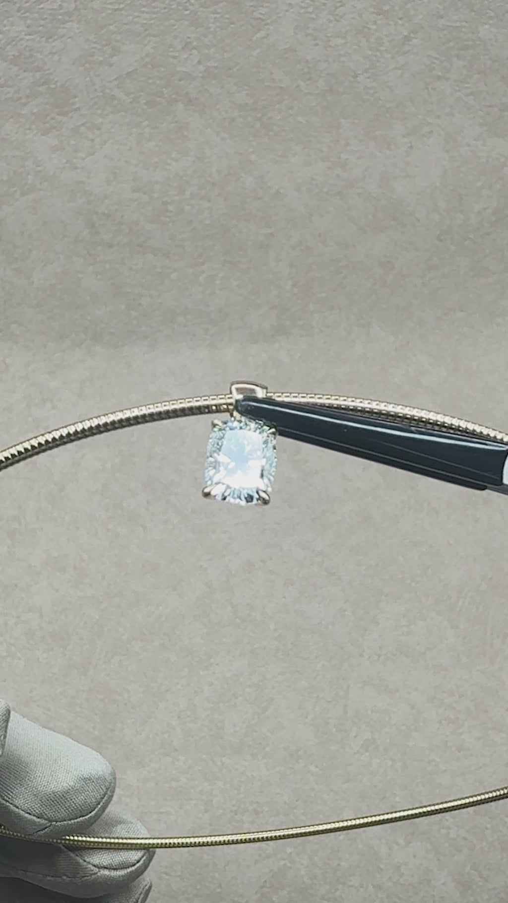 Yellow Gold LAB E VS1 - COLLAR WIRE Solitaire Pendant Necklace 2.01 cts.