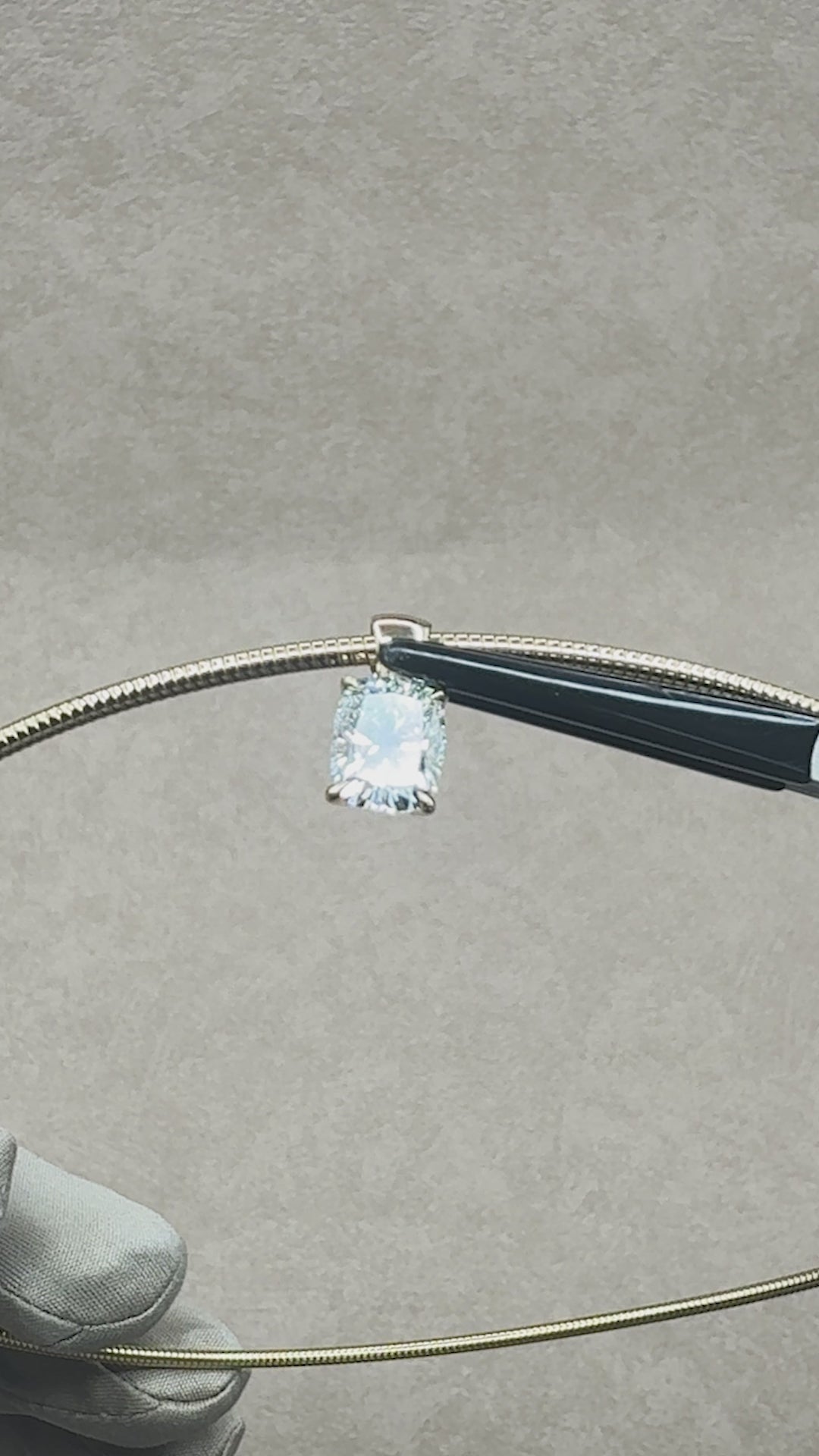 Yellow Gold LAB E VS1 - COLLAR WIRE Solitaire Pendant Necklace 2.01 cts.